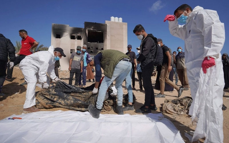 Hallan cuerpos maniatados en fosas comunes en Gaza