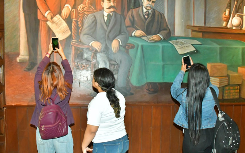 Aprecian estudiantes del Cobach murales del Palacio Municipal de Hermosillo