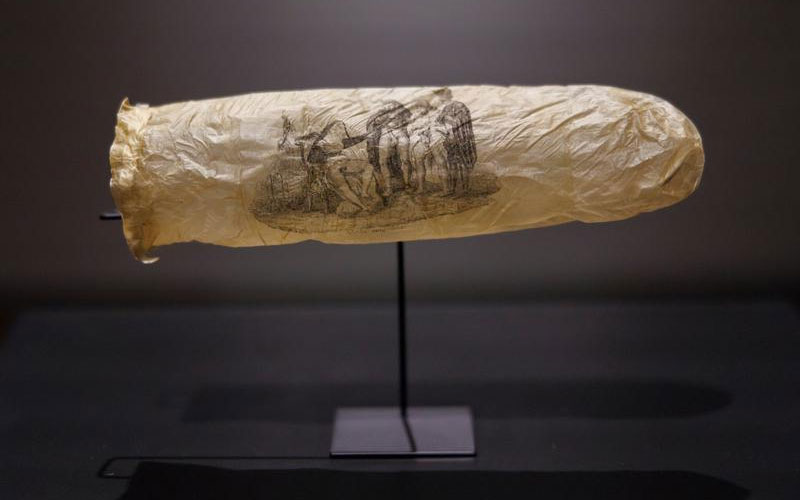 Un museo de Ámsterdam exhibe un condón del siglo XIX con un grabado erótico