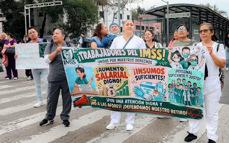 Trabajadores del IMSS marchan contra aumento salarial y exigen insumos y salida de su dirigente