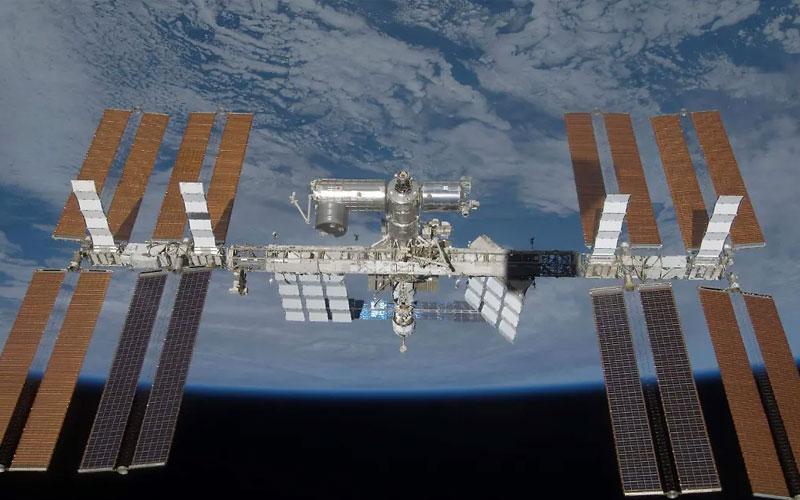 Astronautas de la EEI se preparan para evacuación por fugas de aire