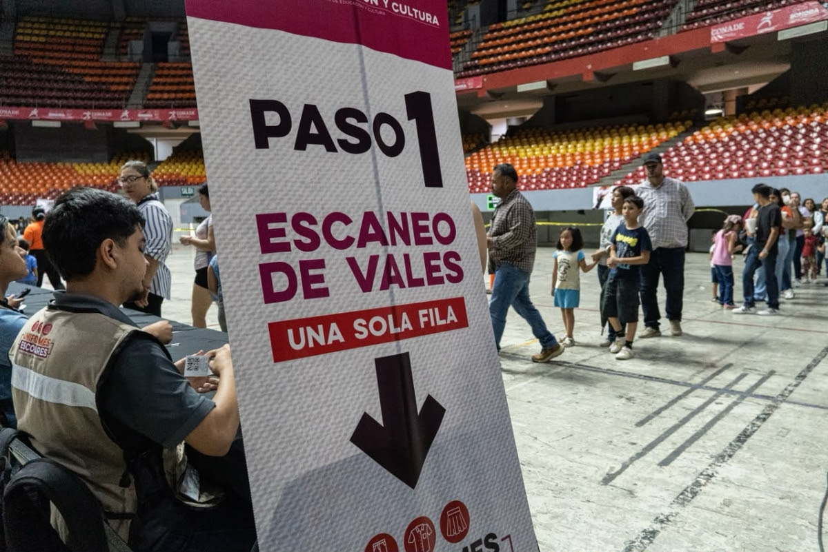 SEC supervisa entrega de uniformes y zapatos escolares gratuitos en Hermosillo