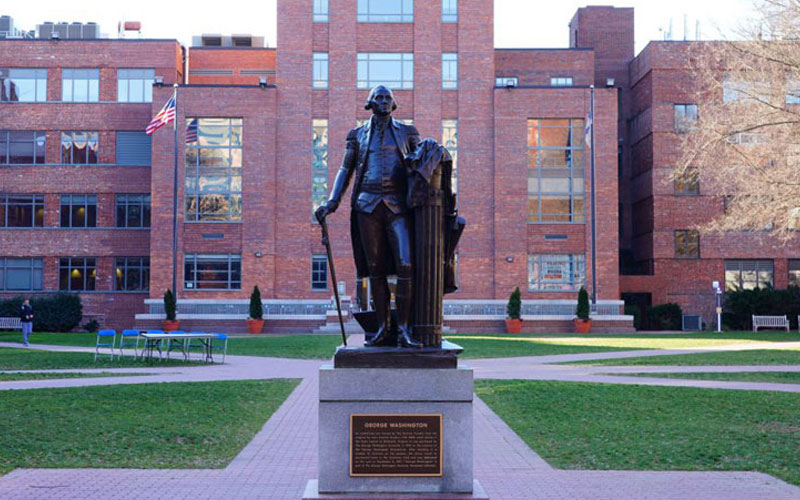Acusa Trump a Universidad George Washington de violar la ley por no atajar el antisemitismo