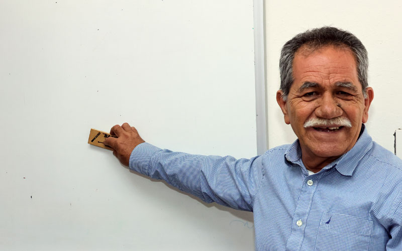 Académico de Unison recibe Reconocimiento Sahuaro 2026 por más de 42 años de trayectoria educativa