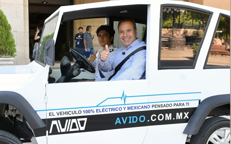 Toño Astiazarán conoce prototipo de vehículo eléctrico creado por estudiantes del ITH