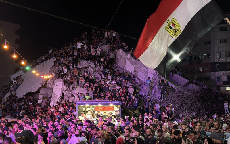Aficionados en Gaza siguen entre ruinas el duelo mundialista entre Argentina y Egipto