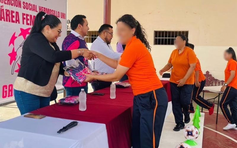 Deporte y esperanza: mujeres del Cereso Hermosillo 1 reciben uniformes para su equipo de futbol