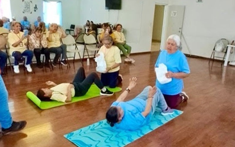 Impulsan bienestar integral de adultos mayores con yoga, arte y activación física en Sonora