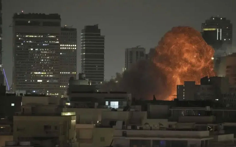 Israel bombardea sede de la televisión estatal iraní en Teherán y llama a evacuación del Distrito 3