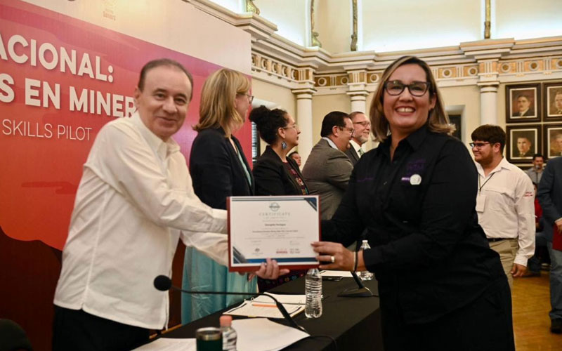 Alfonso Durazo entrega constancias del programa internacional “Train the Trainer” para minería en Sonora
