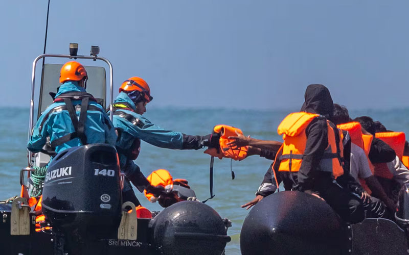 Rescatan a 157 migrantes tras incendio de embarcación en el canal de la Mancha