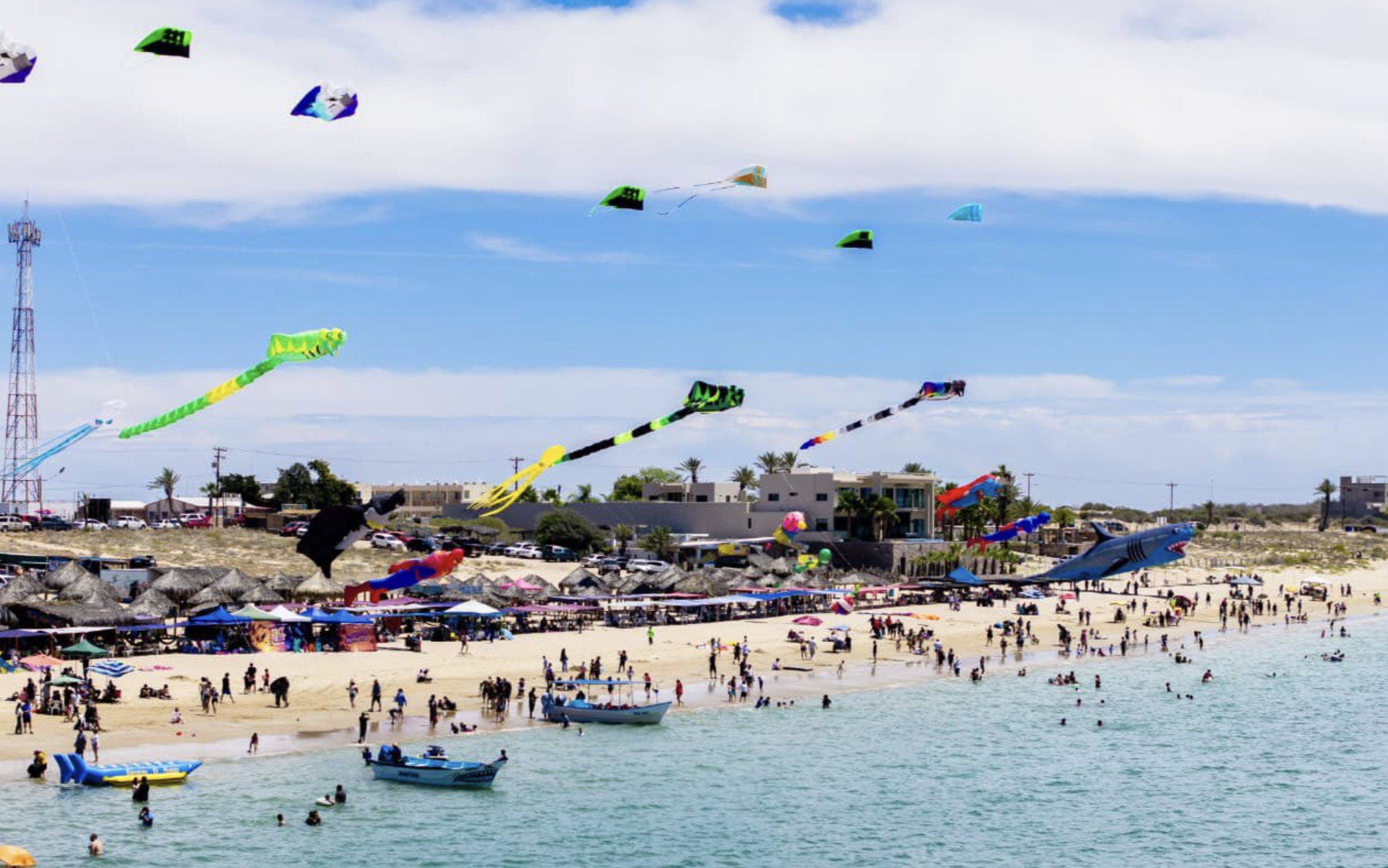 Sky Fest llena de color el cielo de Bahía de Kino con papalotes gigantes
