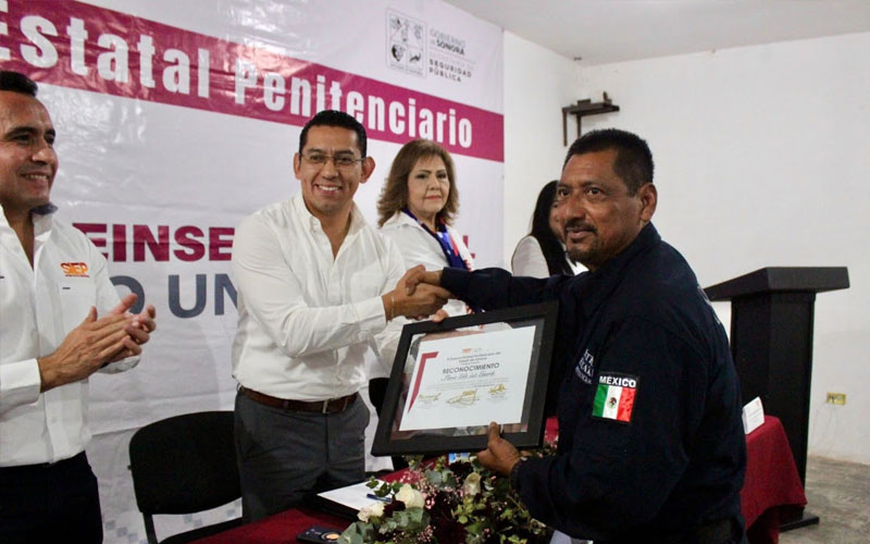 Distinguen trayectoria del personal penitenciario en el Día del Servidor del Sistema Estatal