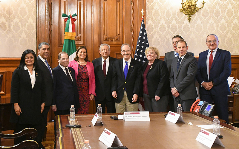 Se reúne López Obrador con senadores de EU