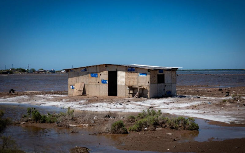 Apoyan a 50 familias de Bahía de Lobos con materiales para reparar viviendas tras el huracán Polo