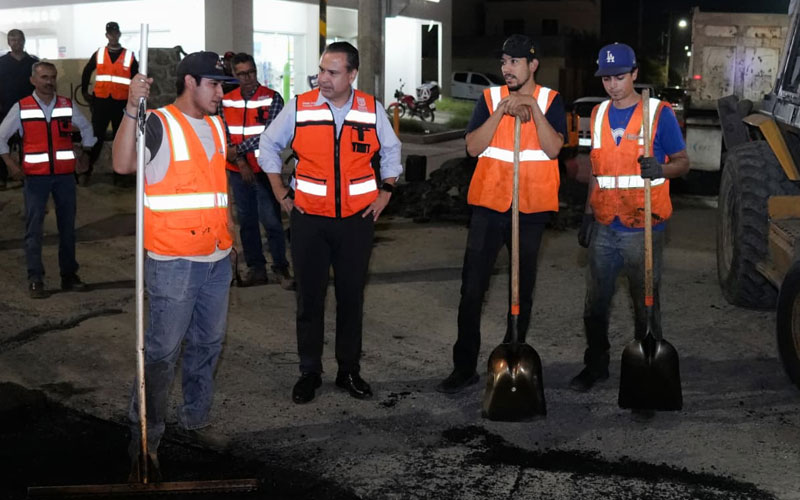 Supervisa Toño Astiazarán trabajos de bacheo nocturno en bulevar Quiroga