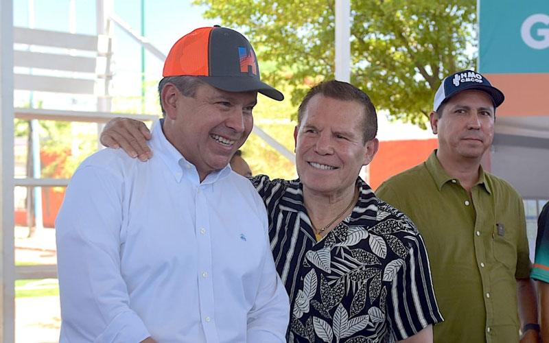 Inauguran Toño Astiazarán y Julio César Chávez rehabilitación de campo de futbol y gimnasio de box en Los Olivos