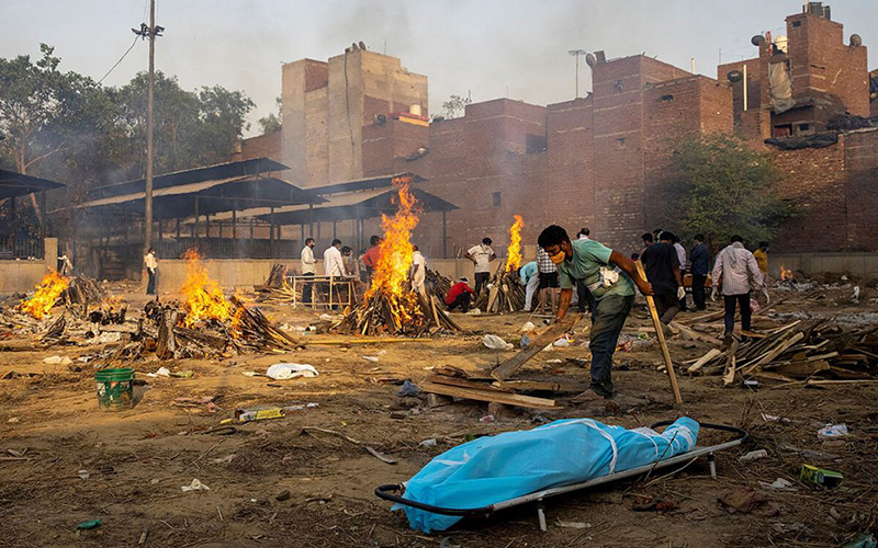 Incineran hasta en estacionamientos; crematorios saturados en Nueva Delhi