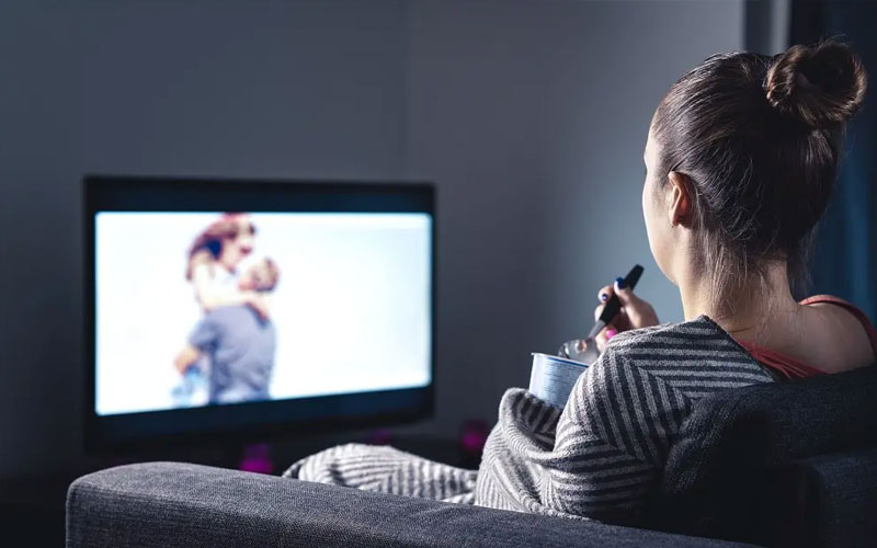 Ver demasiada televisión en la mediana edad podría afectar la salud cerebral, revela estudio