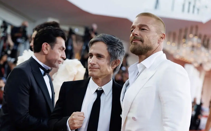 Gael García Bernal presenta en Venecia Hombre al agua junto a Ricky Martin