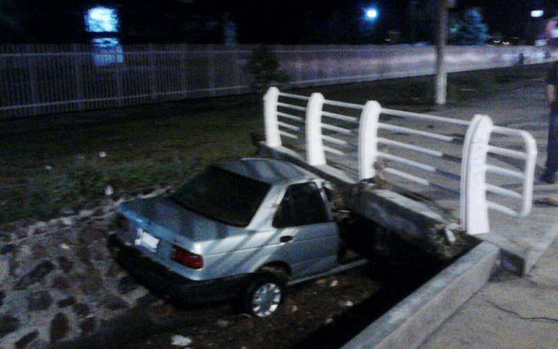 Lluvias arrastran autos y afectan casas en Querétaro