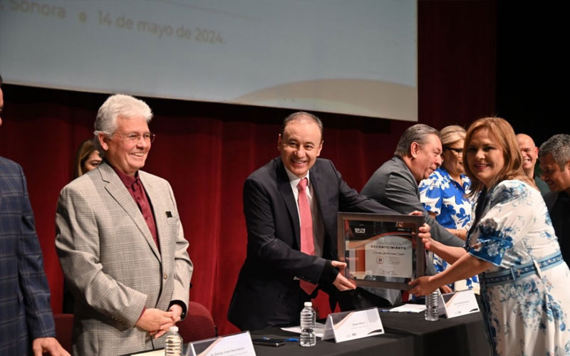 Alfonso Durazo celebra la dedicación del personal del Cobach en el Día del Maestro