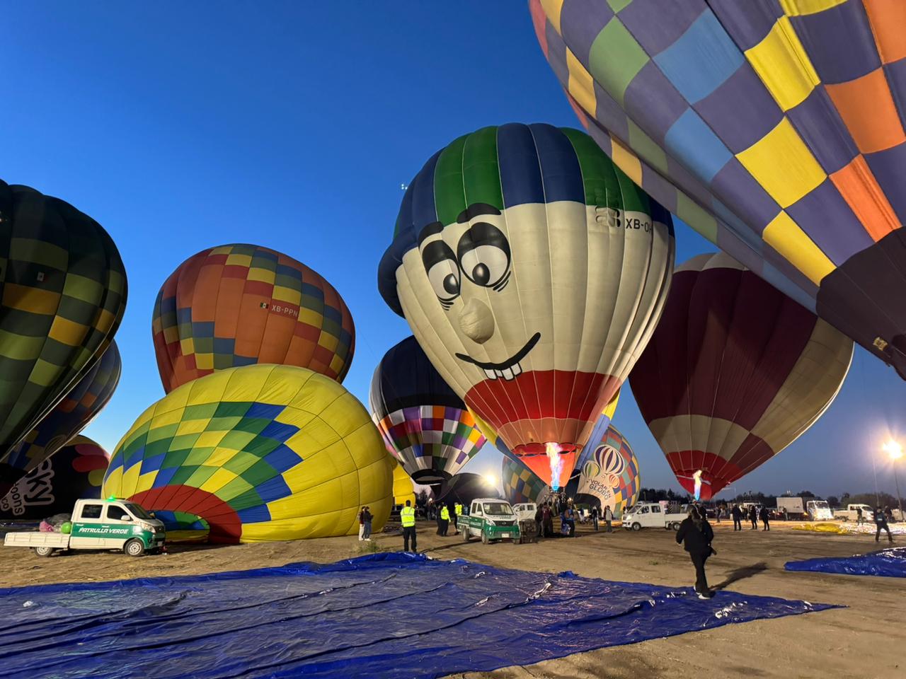 Disfrutaron familias de vuelos en globos aerostáticos que pintaron el cielo de Hermosillo