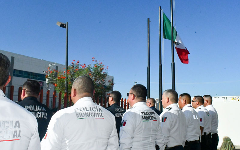 Con disciplina y lealtad, la Policía de Hermosillo realiza izamiento de bandera en la Comandancia Centro