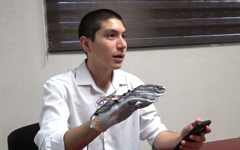 Estudiante de Unison crea guantes inteligentes para traducir Lengua de Señas Mexicana