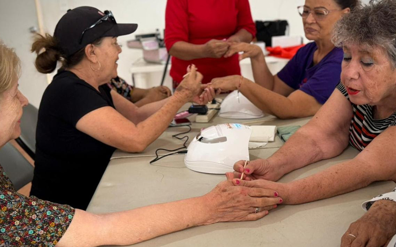 ISAAM impulsa nuevas habilidades para adultos mayores con taller de uñas y gelish