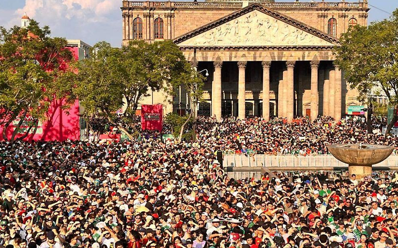 Fan Fest del Zócalo reúne a miles de aficionados para el Uruguay-España