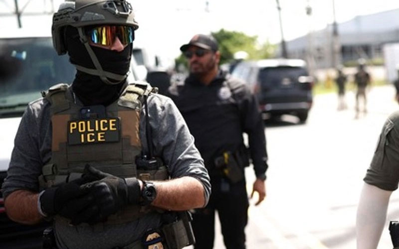 ICE compra 6 mil guantes eléctricos para controlar a personas durante arrestos