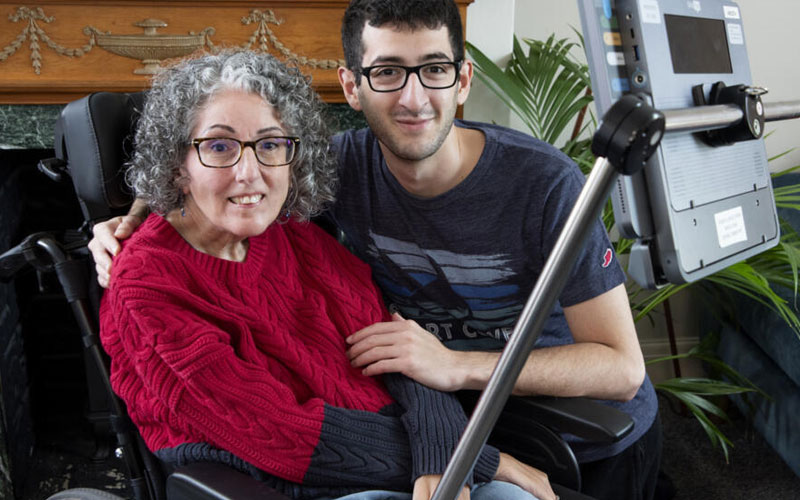 Después de 25 años, Eric y Aviva escuchan la verdadera voz de su madre gracias a la IA
