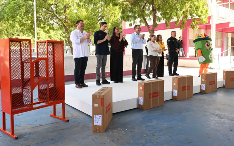 Antonio Astiazarán entrega computadoras y contenedor de reciclaje a secundaria de Hermosillo