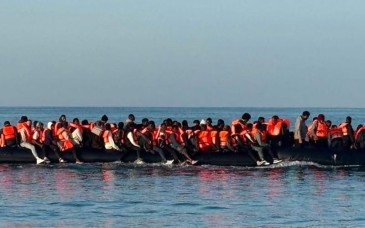 Récord de migrantes irregulares cruza el Canal de la Mancha hacia Reino Unido