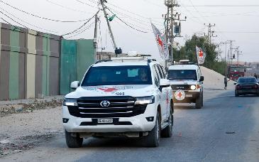 Autoridades israelíes trasladan a morgue restos entregados por la Cruz Roja desde Gaza