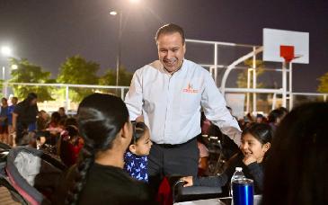 Comparte Toño Astiazarán espíritu navideño con familias de Parque Central en Posada CRECES