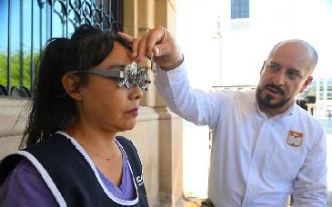 Clínica Móvil acerca servicios médicos gratuitos en Palacio Municipal