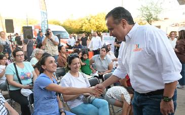 Astiazarán lleva atención directa y trámites a vecinos de Urbi Villas del Cedro