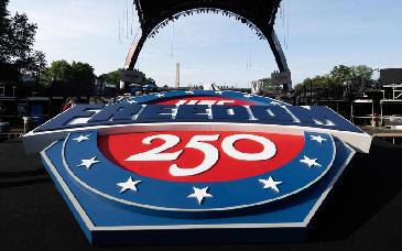 Trump fusiona su cumpleaños con festejos por 250 años de independencia de EU