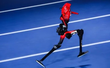 Robot humanoide rompe récord de Usain Bolt y termina estrellado en Pekín