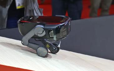 Presentan primer robot doméstico de limpieza del mundo con ruedas y patas