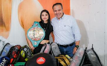 Antonio Astiazarán Gutiérrez entrega gimnasio con nombre de Camila Zamorano y nuevo alumbrado en estadio de Bahía de Kino