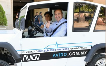 Toño Astiazarán conoce prototipo de vehículo eléctrico creado por estudiantes del ITH