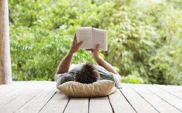 Leer profundamente se convierte en un lujo para quienes pueden desconectarse: NYT