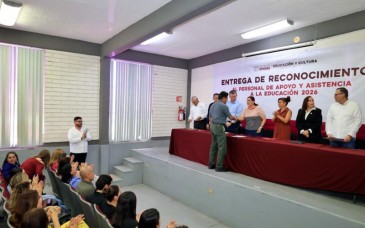 Reconocen a más de mil 400 trabajadores de apoyo educativo