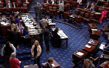 Senado de EU aprueba ley de recortes fiscales de Trump