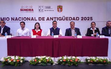 Honran trayectoria de personal de salud con hasta 50 años de servicio en emotiva ceremonia