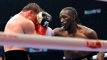 Crawford destrona a Canelo