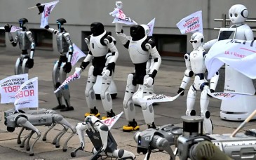 Robots salen a las calles de Polonia para exigir regulación de la inteligencia artificial